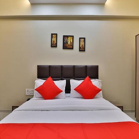 Oyo 28429 Hotel Citadel Surat Esterno foto
