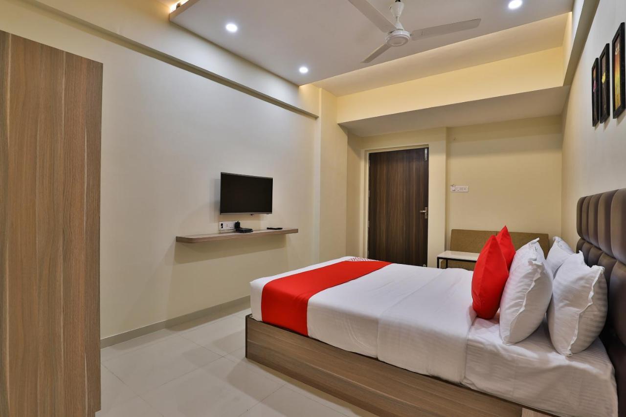Oyo 28429 Hotel Citadel Surat Esterno foto