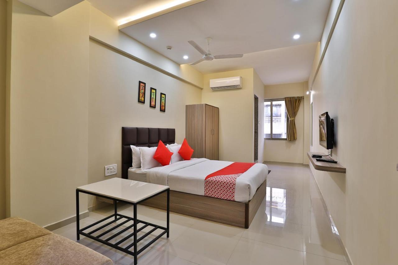 Oyo 28429 Hotel Citadel Surat Esterno foto