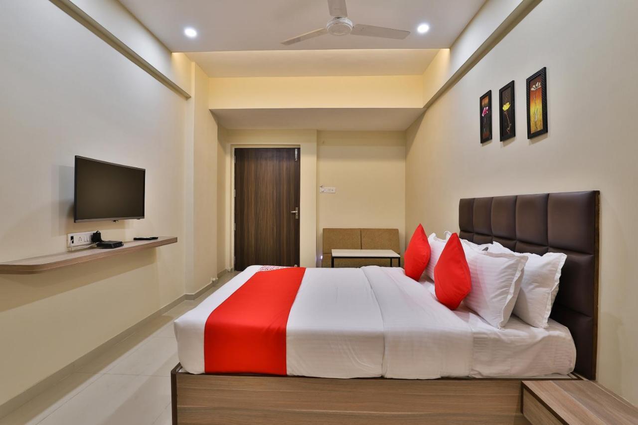 Oyo 28429 Hotel Citadel Surat Esterno foto