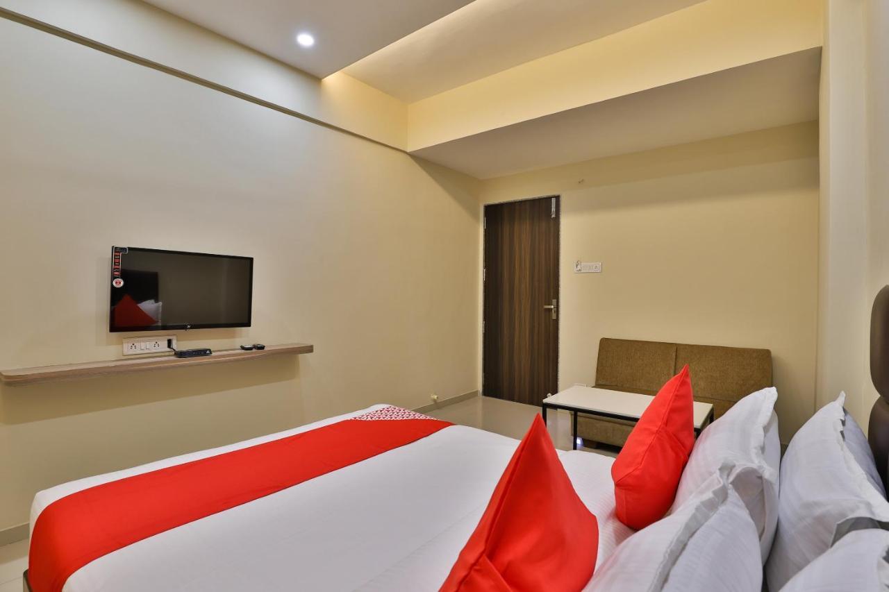 Oyo 28429 Hotel Citadel Surat Esterno foto