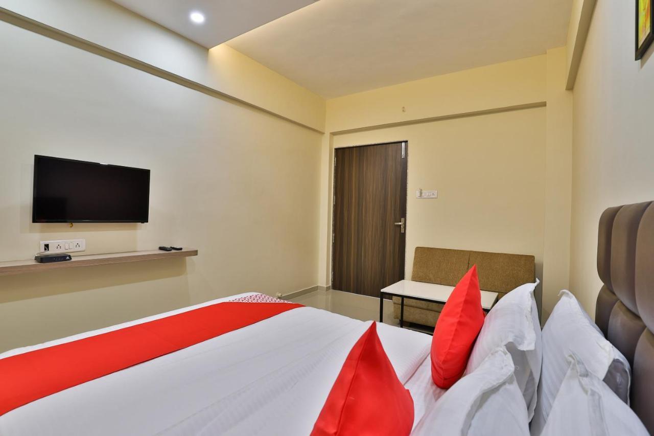Oyo 28429 Hotel Citadel Surat Esterno foto