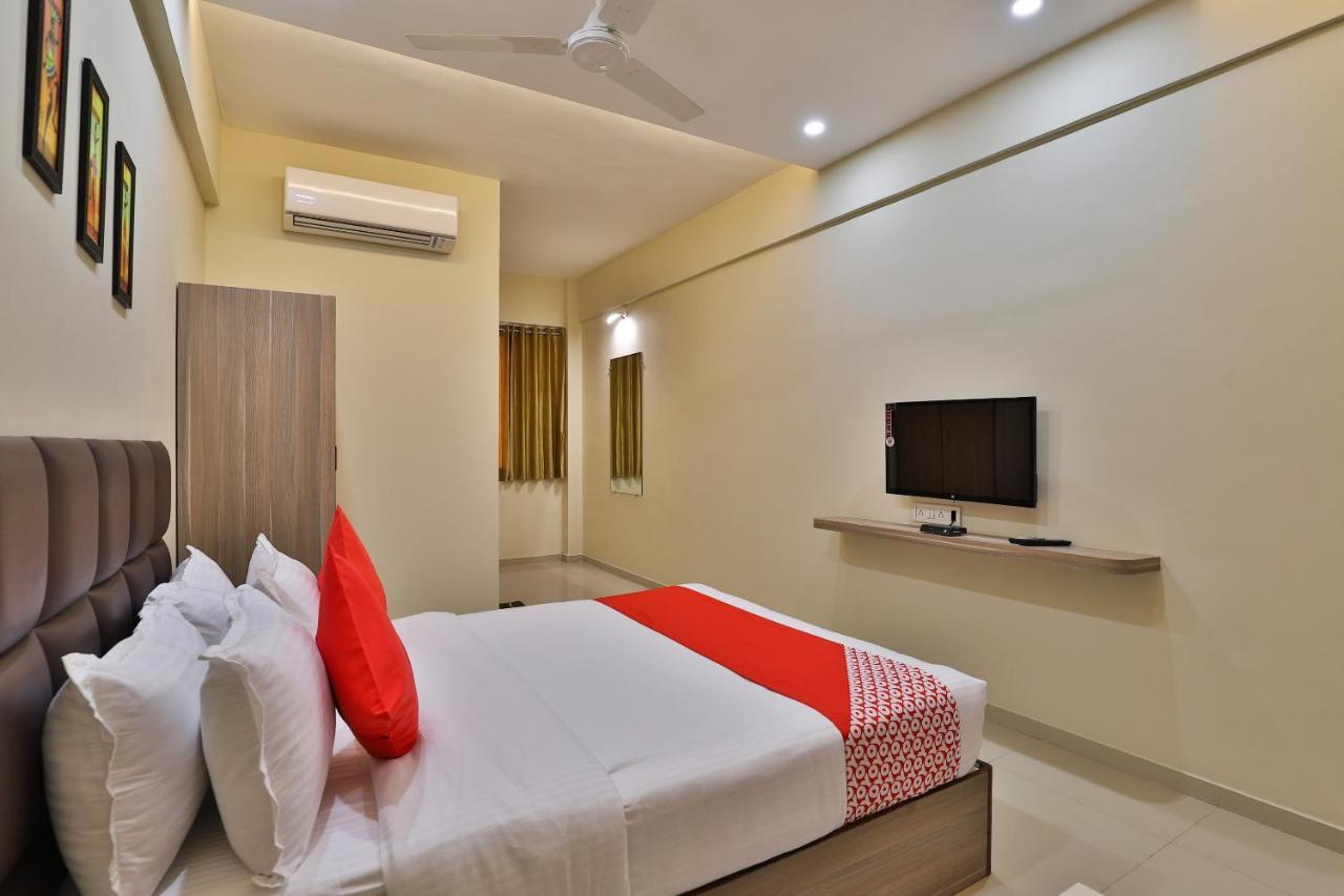 Oyo 28429 Hotel Citadel Surat Esterno foto