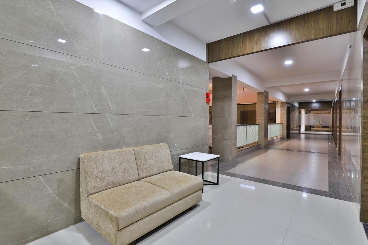 Oyo 28429 Hotel Citadel Surat Esterno foto