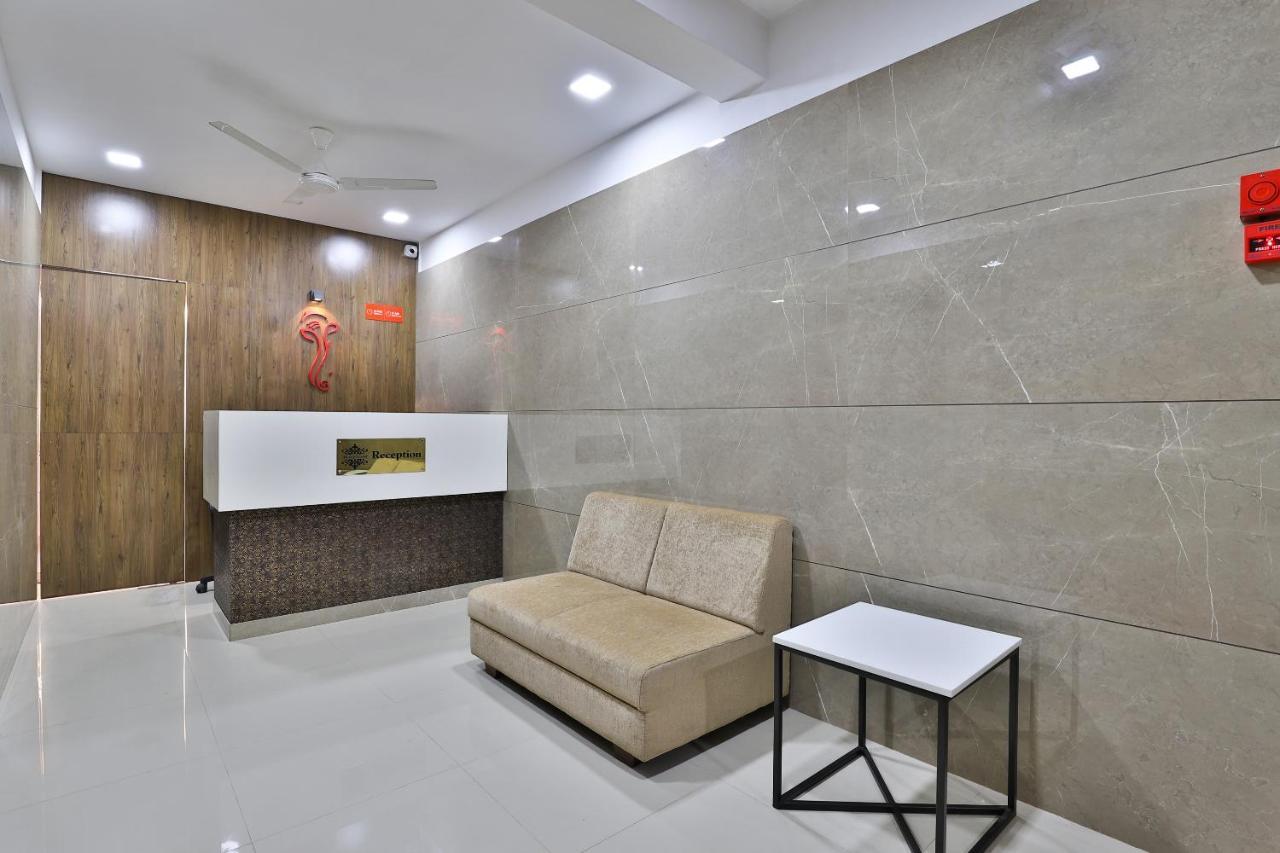 Oyo 28429 Hotel Citadel Surat Esterno foto