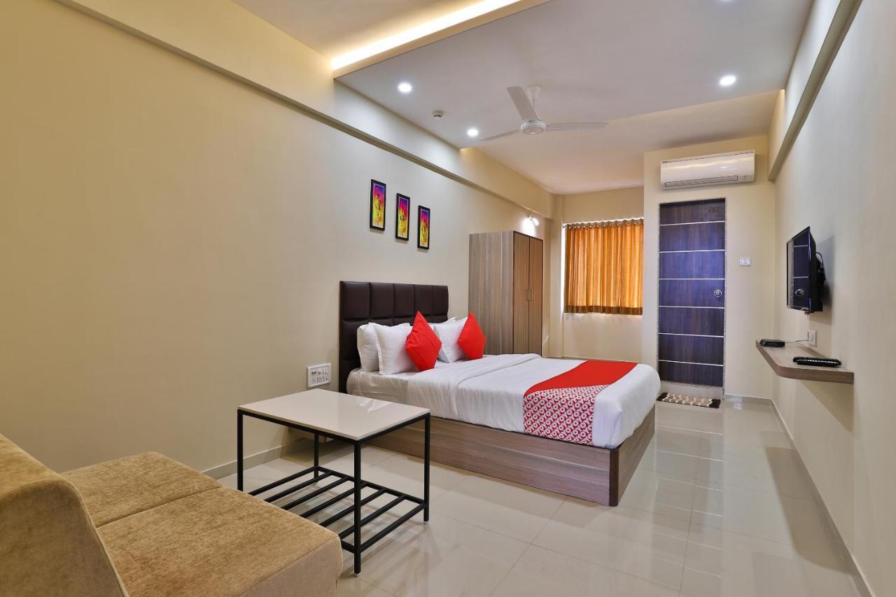 Oyo 28429 Hotel Citadel Surat Esterno foto