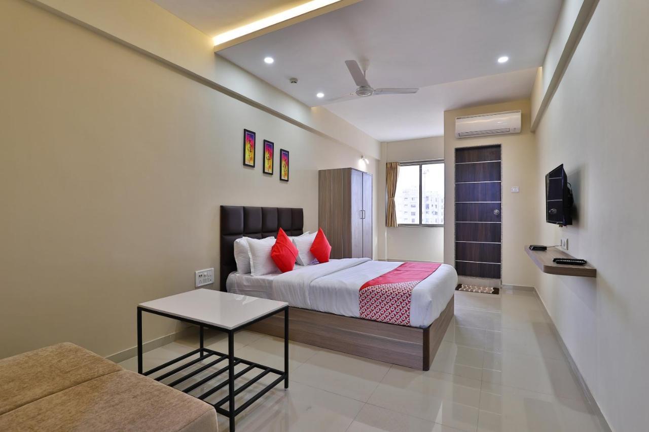 Oyo 28429 Hotel Citadel Surat Esterno foto